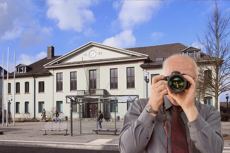Rathaus Heiligenhaus, Detektiv der Detektei fotografiert, Schriftzug: Unserer Detektei ermittelt für Sie in Heiligenhaus !