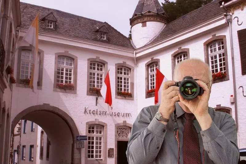 Kreismuseum Heinsberg, Schriftzug: Detektei Kubon ermittelt in Heinsberg, Detektiv der Detektei fotografiert,
