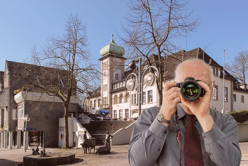 Innenstadt Herdecke, Detektiv der Detektei fotografiert, Schriftzug: Unserer Detektei ermittelt für Sie in Inden !