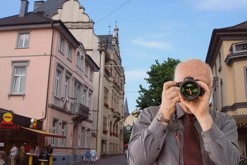 Mittelstraße Hilden, Detektiv der Detektei fotografiert, Schriftzug: Unserer Detektei ermittelt für Sie in Hilden ! Detektei Hilden im Einsatz.