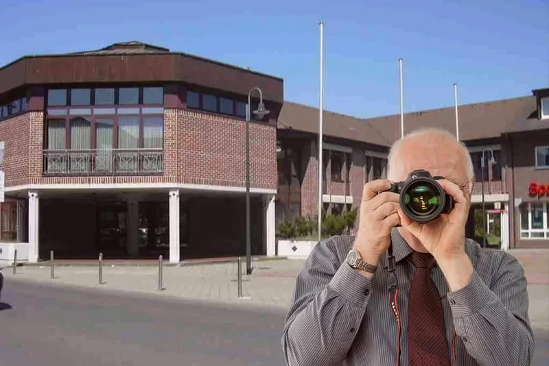 Rathaus Inden, Detektiv der Detektei fotografiert, Schriftzug: Unserer Detektei ermittelt für Sie in Inden !