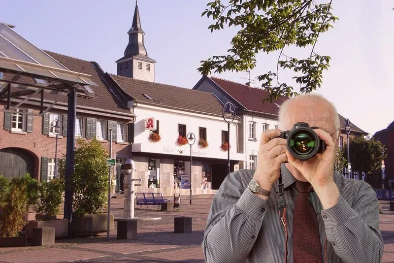 Innenstadt Jüchen, Detektiv der Detektei fotografiert, Schriftzug: Unserer Detektei ermittelt für Sie in Jüchen !