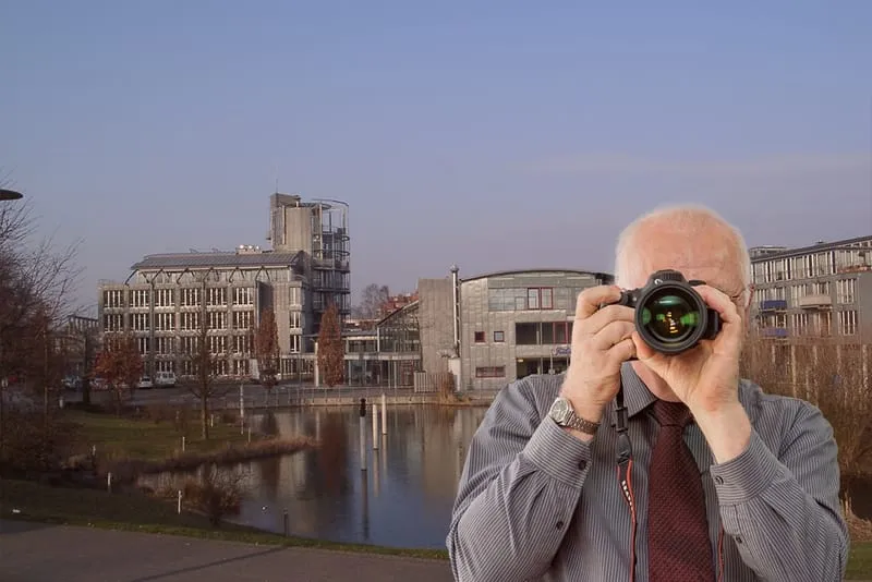 Kaarst Mitte, Detektiv der Detektei fotografiert, Schriftzug: Unserer Detektei ermittelt für Sie in Kaarst !