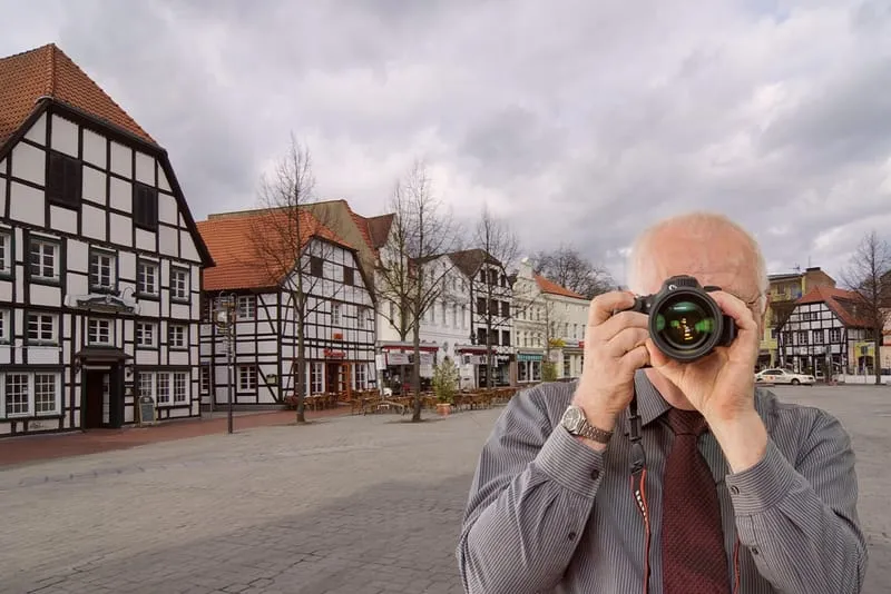 Marktplatz Kamen, Detektiv der Detektei fotografiert, Schriftzug: Unsere Detektei ermittelt für Sie in Kamen!