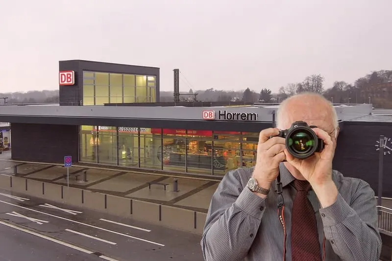Bahnhof Kerpen-Horrem, Detektiv der Detektei fotografiert, Schriftzug: Unserer Detektei ermittelt für Sie in Kerpen