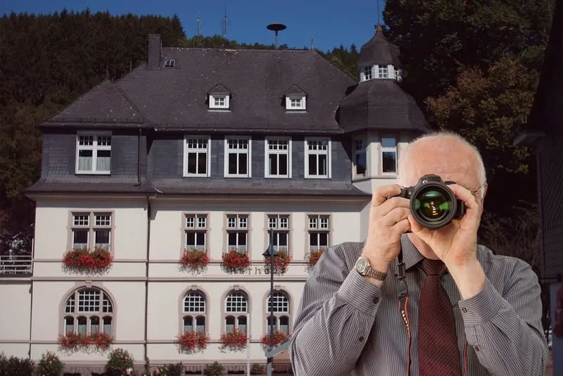 Rathaus Kirchhundem, Detektiv der Detektei fotografiert, Schriftzug: Unserer Detektei ermittelt für Sie in Kirchhundem !