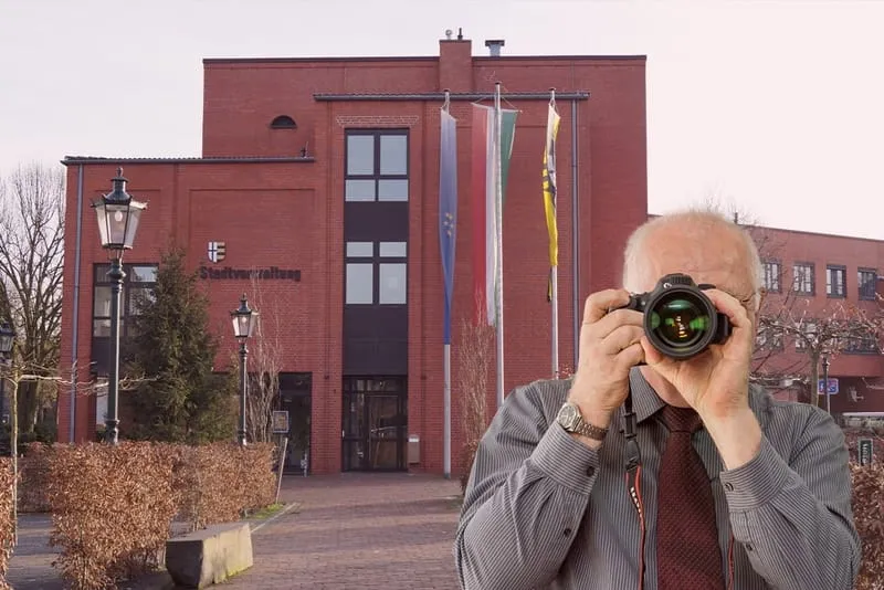 Stadtverwaltung Korschenbroich, Detektiv der Detektei fotografiert, Schriftzug: Unserer Detektei ermittelt für Sie in Korschenbroich !