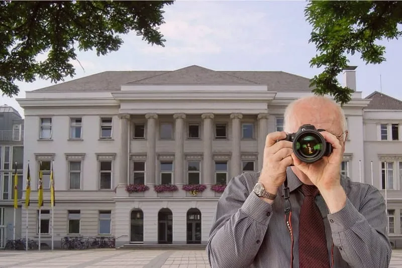 Rathaus in Krefeld, Detektiv der Detektei fotografiert, Schriftzug: Unsere Detektei Krefeld ermittelt für Sie.