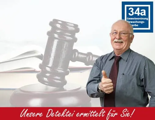 Detektiv im Anzug zeigt Daumen hoch vor Richterhammer, Büchern und Schild "34a Gewerbeordnung Bewachungsgewerbe" - professionelle Observation.
