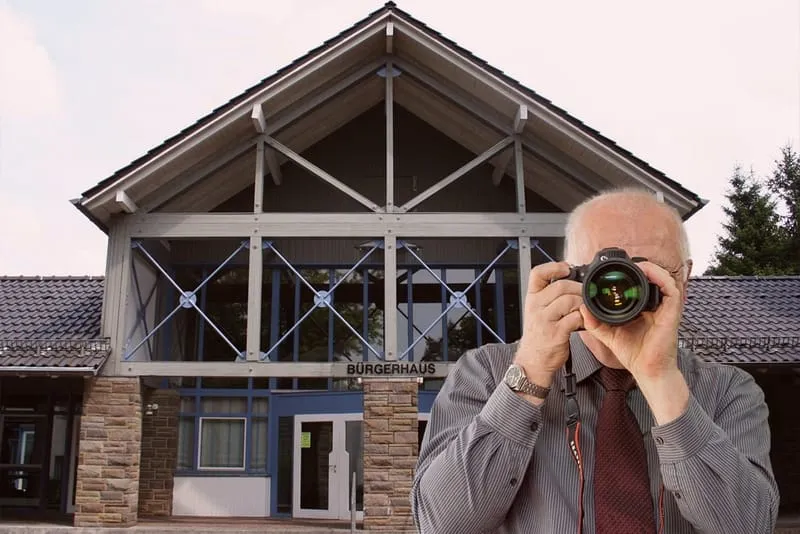 Bürgerhaus Kürten, Detektiv der Detektei fotografiert, Schriftzug: Unserer Detektei ermittelt für Sie in Kürten !