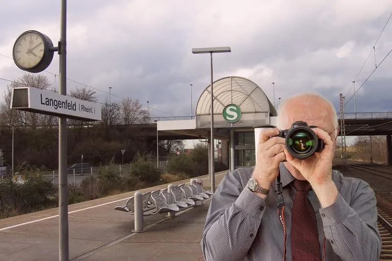 Bahnhof Langenfeld , Detektiv der Detektei fotografiert, Schriftzug: Unserer Detektei ermittelt für Sie in Langenfeld !