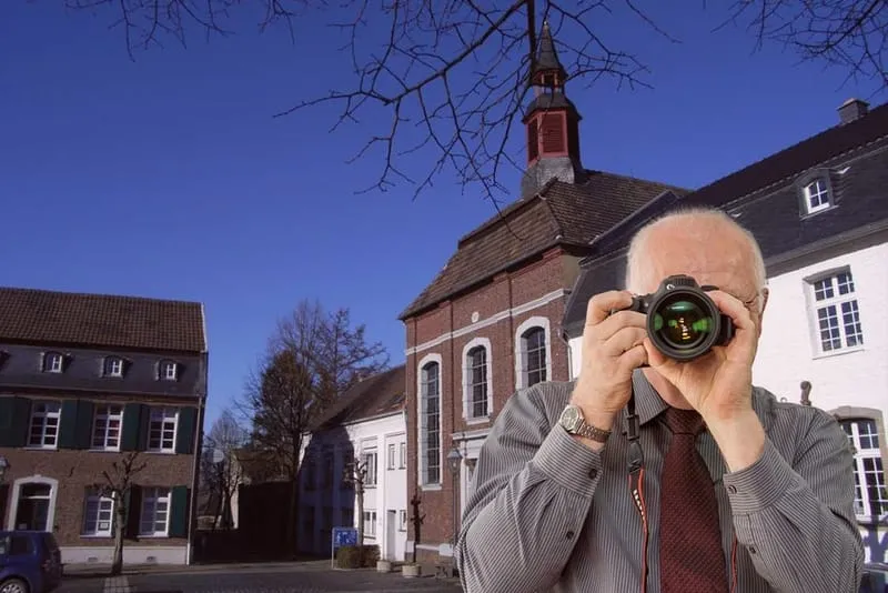 Schriftzug: Detektei Kubon ermittelt in Linnich, Detektiv der Detektei fotografiert.