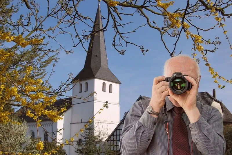 Lohmar-Honrath, Detektiv der Detektei fotografiert, Schriftzug: Unserer Detektei ermittelt für Sie in Lohmar !