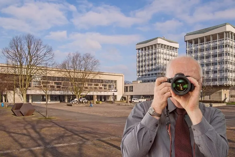 Detektei Kubon ermittelt in Marl, Detektiv der Detektei fotografiert, Rathaus von Marl.