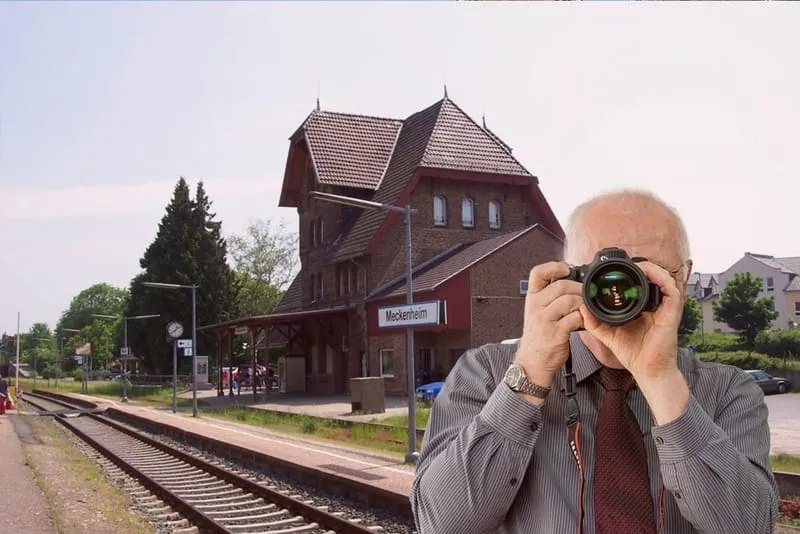 Meckenheim Bahnhof, Detektiv der Detektei fotografiert, Schriftzug: Unserer Detektei ermittelt für Sie in Meckenheim!