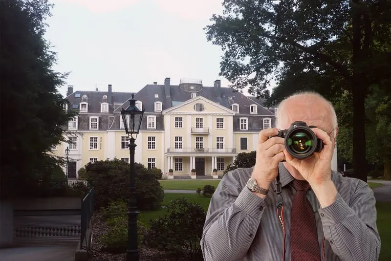 Schloss Pesch, Detektiv der Detektei fotografiert, Schriftzug: Unserer Detektei ermittelt für Sie in Meerbusch !