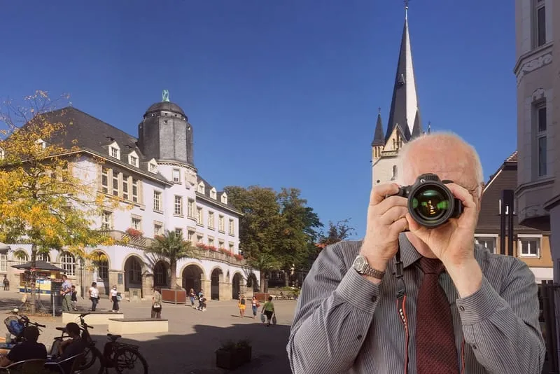Marktplatz in Menden. Detektiv der Detektei fotografiert.