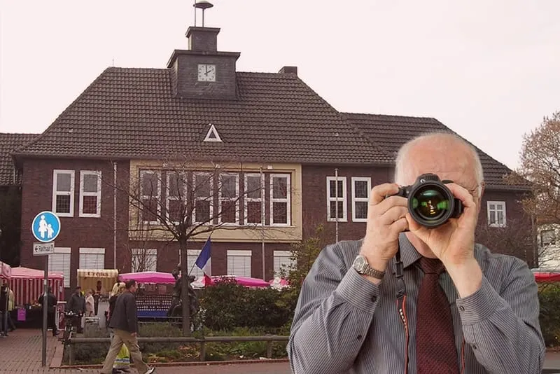 Stadthalle Monheim, Detektiv der Detektei fotografiert, Schriftzug: Unserer Detektei ermittelt für Sie in Monheim !
