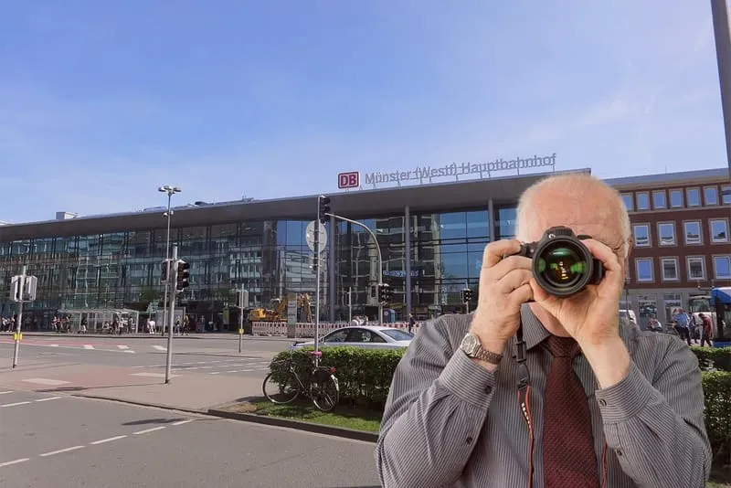 Hauptbahnhof Münster, Schriftzug: Unsere Detektei ermittelt für Sie in Münster, Detektiv der Detektei fotografiert.