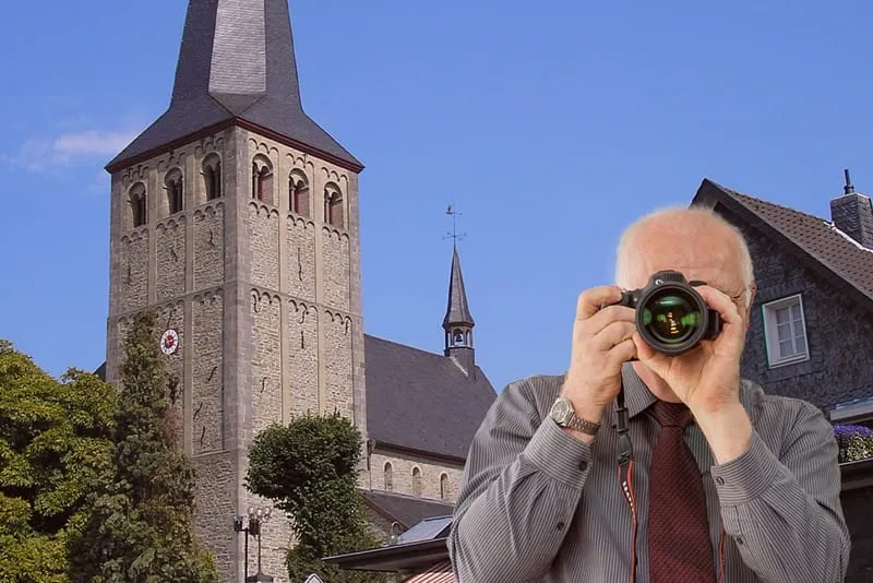 Kirche in Neunkirchen Seelscheid, Detektiv der Detektei fotografiert, Schriftzug: Unserer Detektei ermittelt für Sie in Neunkirchen Seelscheid!