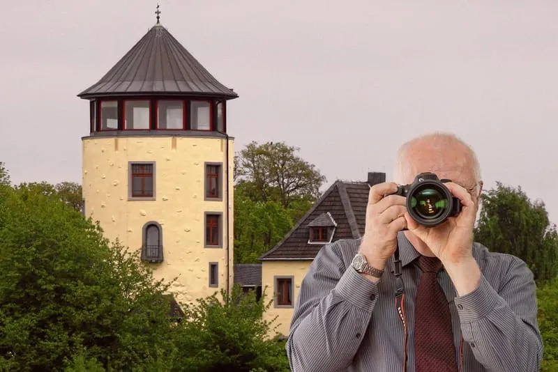 Burg Luelsdorf in Niederkassel, Detektiv der Detektei fotografiert, Schriftzug: Unserer Detektei ermittelt für Sie in Niederkassel !