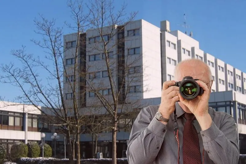 Rathaus Nümbrecht, Detektiv der Detektei fotografiert, Schriftzug: Unserer Detektei ermittelt für Sie in Nümbrecht !