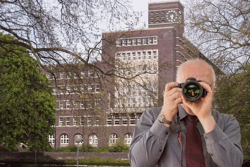 Rathaus in Oberhausen, Detektiv der Detektei fotografiert, Schriftzug: Unserer Detektei ermittelt für Sie in Oberhausen !