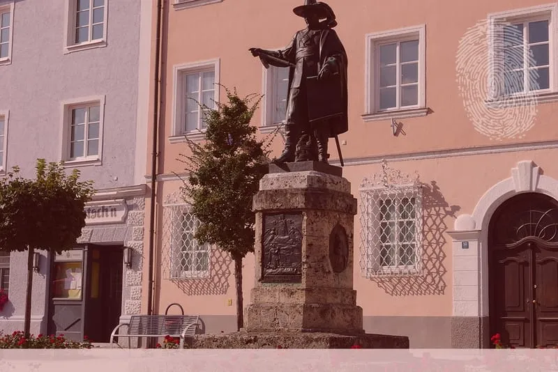 Denkmal Feldherrn Tilly auf dem Rathausplatz Rain (Lech). Fingerabdruck der Detektei Kubon.