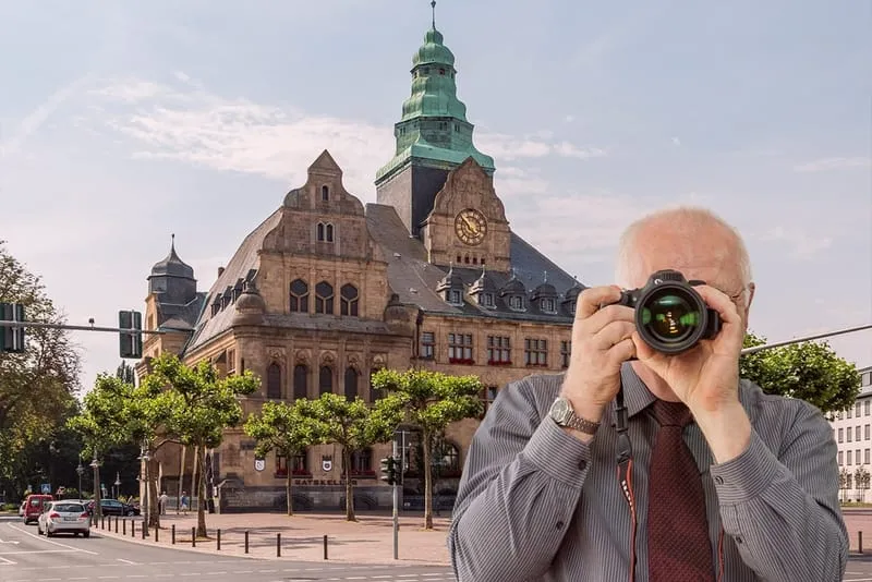 Schriftzug: Ihre Detektei für Recklinghausen, Detektiv der Detektei fotografiert, Rathaus in Recklinghausen. Firmenlogo der Detektei Kubon.