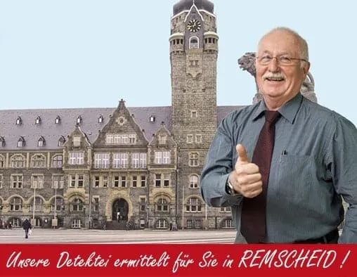 Detektiv vor dem Rathaus in Remscheid. Schriftzug Unsere Detektei ermittelt in Remscheid