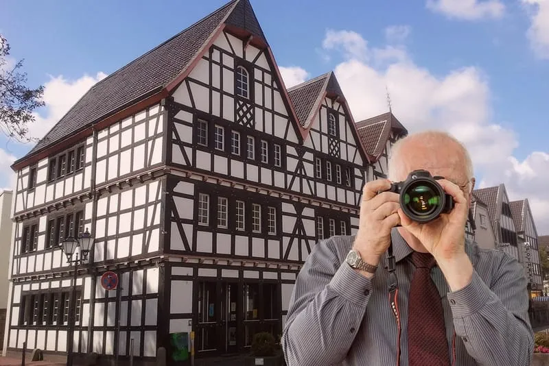 Hauptstrasse in Rheinbach, Detektiv der Detektei fotografiert, Schriftzug: Unserer Detektei ermittelt für Sie in Rheinbach!