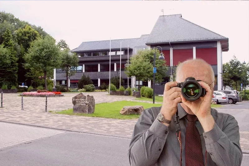 Roetgen Gemeindeverwaltung, Detektiv der Detektei fotografiert, Schriftzug: Unserer Detektei ermittelt für Sie in Roetgen !
