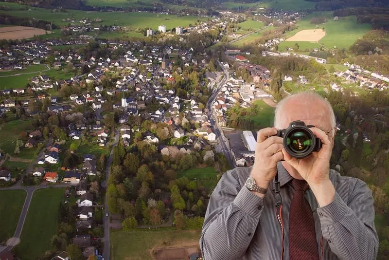 Luftbildaufnahme von Ruppichteroth, Detektiv der Detektei fotografiert, Schriftzug: Unserer Detektei ermittelt für Sie in Ruppichteroth !