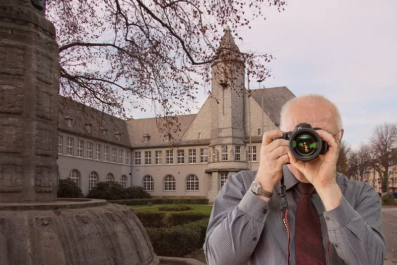 Rathaus Schwerte, Detektiv der Detektei fotografiert, Schriftzug: Unsere Detektei ermittelt für Sie in Schwerte!