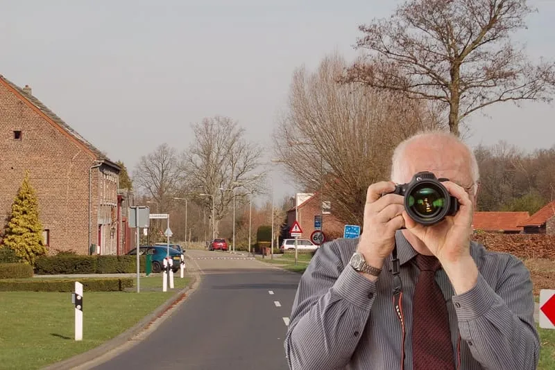Westlichster Punkt Deutschlands in Selfkant, Schriftzug: Detektei Kubon ermittelt in Selfkant, Detektiv der Detektei fotografiert.