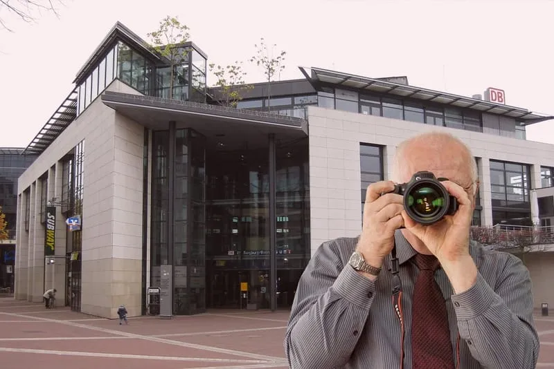 Bahnhofsgebäude Siegburg, Detektiv der Detektei fotografiert. Schriftzug Detektei ermittelt in Siegburg