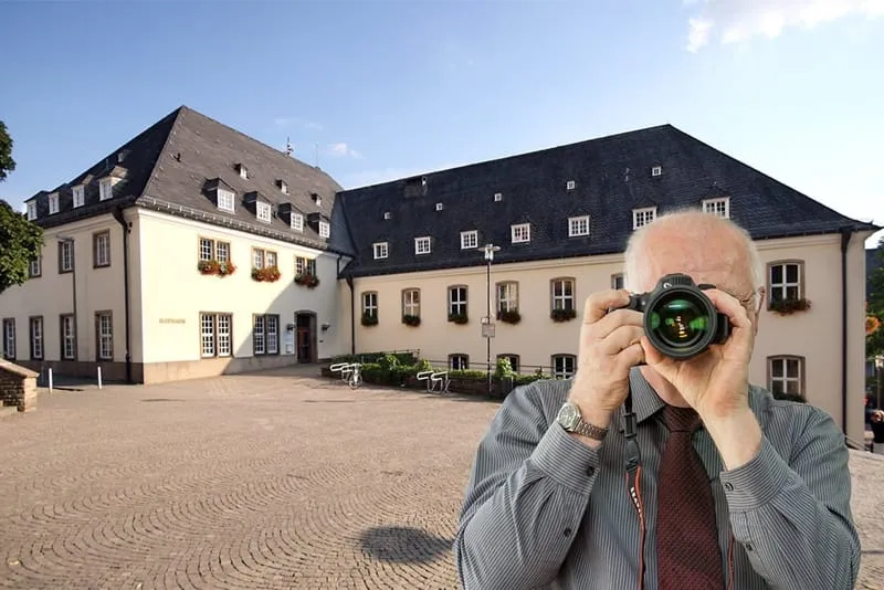Siegen Rathaus und Marktplatz, Detektiv der Detektei fotografiert, Schriftzug: Unsere Detektei ermittelt für Sie in Siegen !