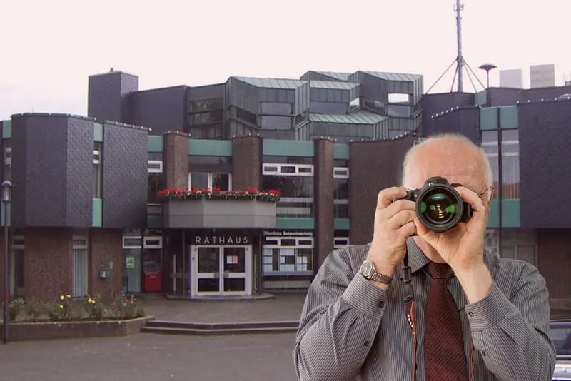 Simmerath Rathaus, Detektiv der Detektei fotografiert, Schriftzug: Unserer Detektei ermittelt für Sie in Simmerath !