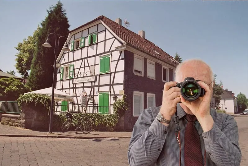Gebäude in Sprockhoevel, Detektiv der Detektei fotografiert. Schriftzug Detektei ermittelt in Sprockhoevel.