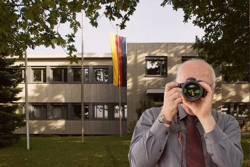 Rathaus Swisttal, Detektiv der Detektei fotografiert, Schriftzug: Unserer Detektei ermittelt für Sie in Swisttal !