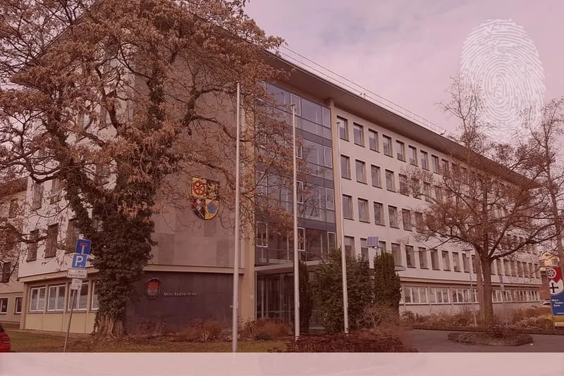 Verwaltungsgebäude des Main-Tauber-Kreises. Fingerabdruck der Detektei Kubon.