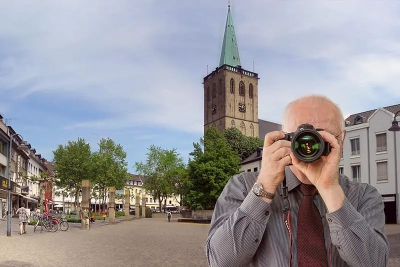 Schriftzug: Detektei Kubon ermittelt in Viersen, Detektiv der Detektei fotografiert. Marktplatz in Viersen