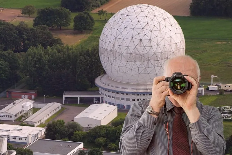 Das Radom in Wachtberg, Detektiv der Detektei fotografiert, Schriftzug: Unserer Detektei ermittelt für Sie in Wachtberg !