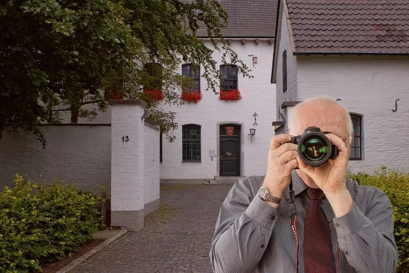 Schriftzug: Detektei Kubon ermittelt in Waldfeucht, Detektiv der Detektei fotografiert.