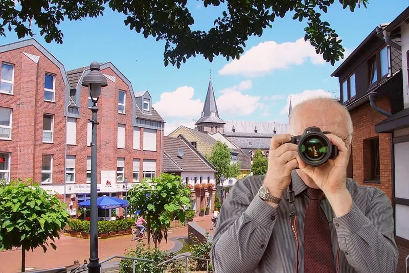 Hauptstraße Wegberg, Schriftzug: Detektei Kubon ermittelt in Wegberg, Detektiv der Detektei fotografiert,