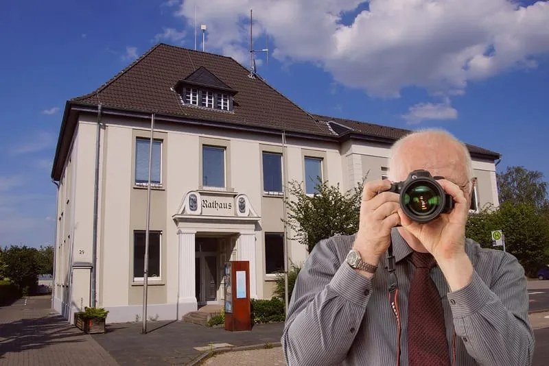Rathaus von Weilerswist, Detektiv der Detektei fotografiert, Schriftzug: Unserer Detektei ermittelt für Sie in Weilerswist !