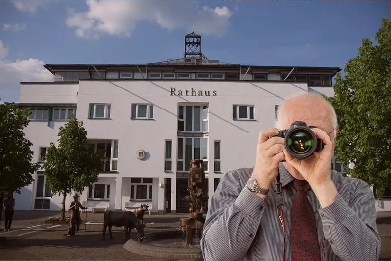 Rathaus Wenden, Detektiv der Detektei fotografiert, Schriftzug: Unserer Detektei ermittelt für Sie in Wenden !