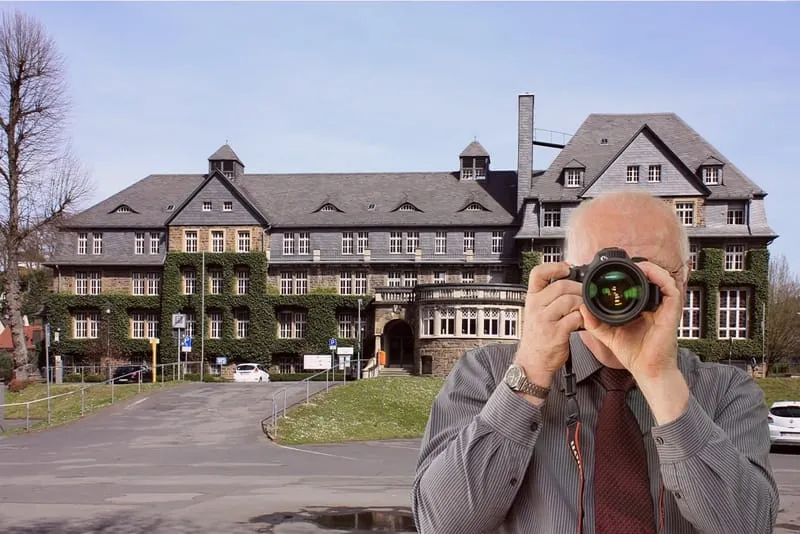 Rathaus Werdohl. Detektiv der Detektei fotografiert.