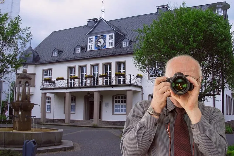 Rathaus Wiehl, Schriftzug: Detektei Kubon ermittelt in Wiehl, Detektiv der Detektei fotografiert,