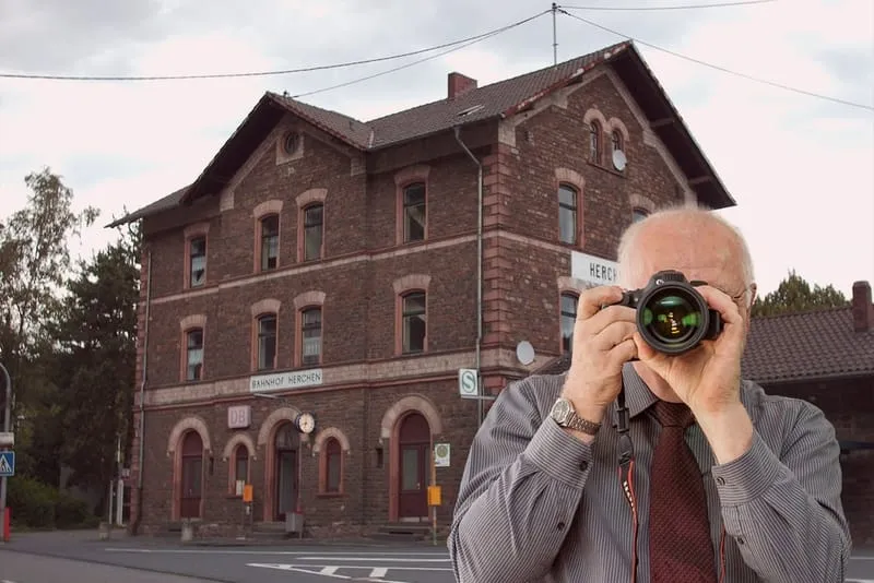 Bahnhof in Windeck-Herchen, Detektiv der Detektei fotografiert, Schriftzug: Unserer Detektei ermittelt für Sie in Windeck !
